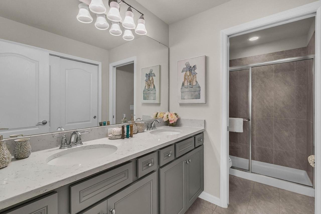 5 Bedrooms - 4,5 Bathrooms - Windsor at Westside 8928 SA Orlando Eksteriør billede