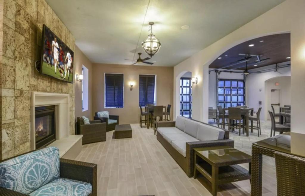 5 Bedrooms - 4,5 Bathrooms - Windsor at Westside 8928 SA Orlando Eksteriør billede