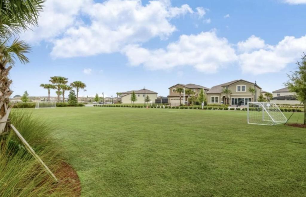 5 Bedrooms - 4,5 Bathrooms - Windsor at Westside 8928 SA Orlando Eksteriør billede