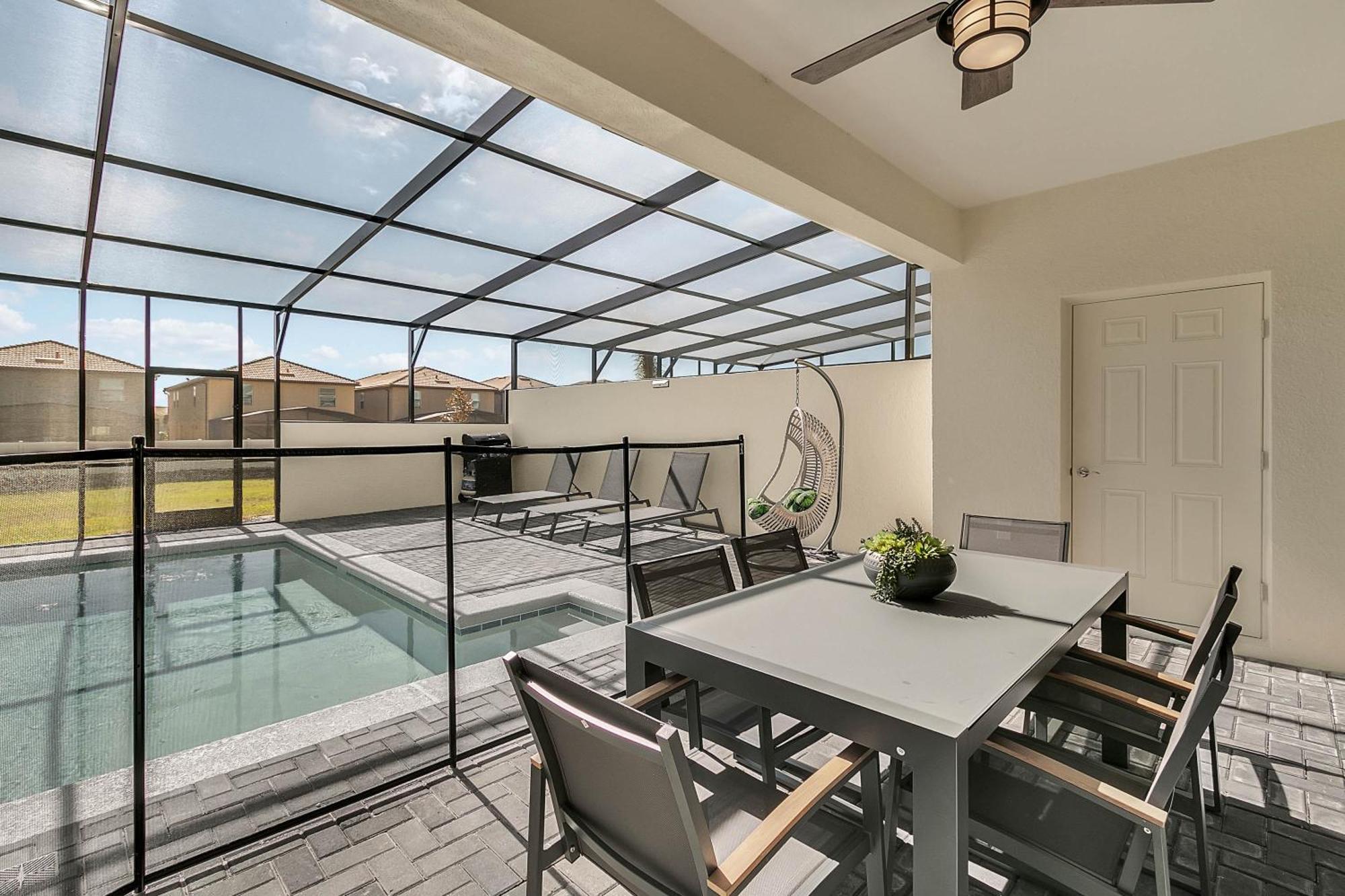 5 Bedrooms - 4,5 Bathrooms - Windsor at Westside 8928 SA Orlando Eksteriør billede